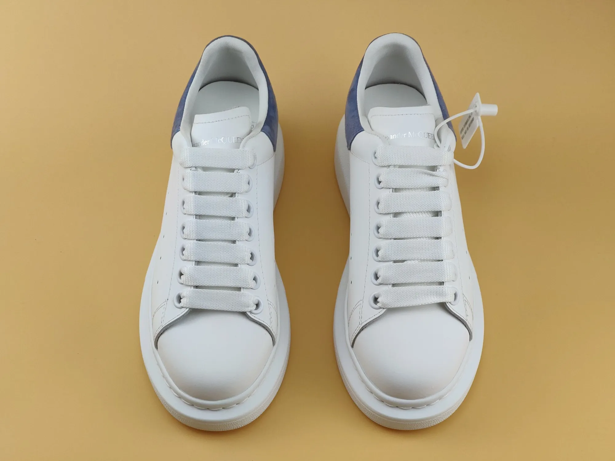 👟👟Ex-factory price 480👟👟 Women's shoes, women's clothing ALEXANDER MQUEEN (McQueen) 🎉The highest quality silk cowhide version on the market🎊, imported water-dyed sheepskin lining, 1:1 replica at the counter, star style T stage catwalk, a must-have for fashionistas , the original high-temperature and ultra-clear air pressure logo on the foot, absolutely counter-matched version, the arc of the back bag is truly genuine 0⃣ difference, using an exclusive privately molded double-layer vacuum outsole, which is light on the foot and has excellent rebound! Running🏃✈The first choice item for outdoor sports💅💅Trend and fashion coexist📣Female style: 35-39, male style: 39-44 with original packaging